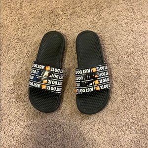 NIKE SLIDES